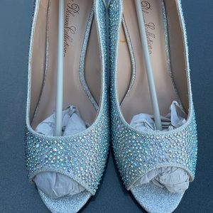 Women's Sparkly Silver peekaboo toe wedge. Size 8